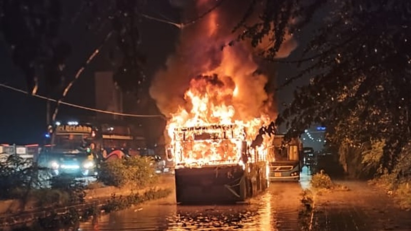 ಬೆಂಗಳೂರಿನಲ್ಲಿ ಮಳೆಯ ನಡುವೆಯೇ ಹೊತ್ತಿ ಉರಿದ ಎಲೆಕ್ಟ್ರಿಕ್ ಬಸ್