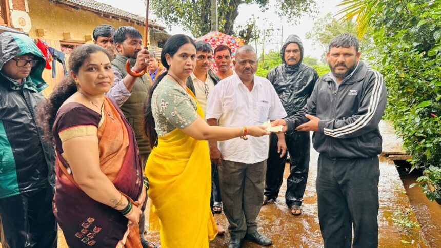 ಪ್ರವಾಹ ಸಂತ್ರಸ್ತರ ಸಂಕಷ್ಟಕ್ಕೆ ಲಕ್ಷ್ಮೀ ಹೆಬ್ಬಾಳಕರ್ ಸ್ಪಂದನೆ: ಹಳ್ಳಿ ಹಳ್ಳಿ ಭೇಟಿ ನೀಡಿ ಸಂತೈಸಿದ ಸಚಿವರು