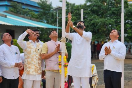 ಹರ್ಷ ಶುಗರ್ಸ್ ನಲ್ಲಿ ಚನ್ನರಾಜ ಹಟ್ಟಿಹೊಳಿ ಧ್ವಜಾರೋಹಣ