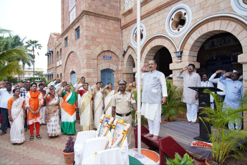 ಸಂಪದ್ಭರಿತ ರಾಷ್ಟ್ರ ನಿರ್ಮಾಣಕ್ಕೆ ಕಂಕಣಬದ್ಧರಾಗೋನ: ಎಸ್. ಆರ್ ಮುಗನೂರಮಠ