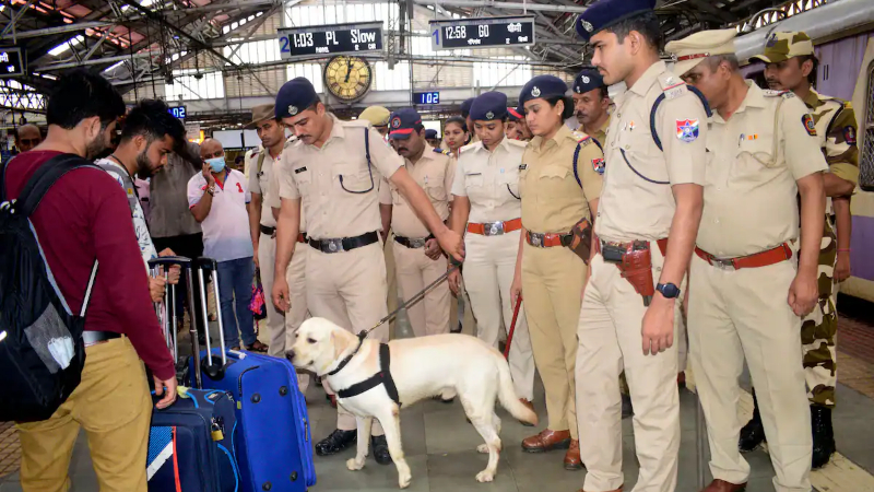 ಭಯೋತ್ಪಾದಕ ದಾಳಿ ಎಚ್ಚರಿಕೆ – ಮುಂಬೈನಾದ್ಯಂತ ಪೊಲೀಸರು ಹೈಅಲರ್ಟ್‌