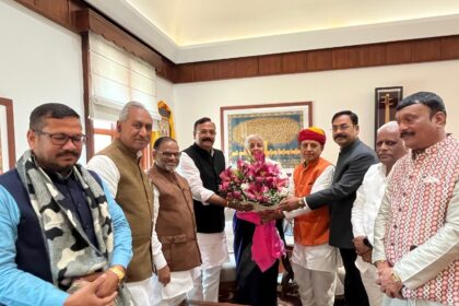 ದೇಶದ ಕಬ್ಬು ಬೆಳೆಗಾರರು ಎದುರಿಸುತ್ತಿರುವ ವಿವಿಧ ಸಮಸ್ಯೆಗಳ ಕುರಿತು ರಾಷ್ಟ್ರೀಯ ಬಿಜೆಪಿ ಕಿಸಾನ್ ಮೋರ್ಚಾ ಪದಾಧಿಕಾರಿಗಳ ನಿಯೋಗದೊಂದಿಗೆ ಕೇಂದ್ರ ವಿತ್ತ ಸಚಿವೆ ನಿರ್ಮಲಾ ಸೀತಾರಾಮನ್ ಅವರನ್ನು ಭೇಟಿ ಮಾಡಿದ ಸಂಸದ ಈರಣ್ಣ ಕಡಾಡಿ