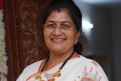 ಯಕ್ಸಂಬಾ : ಮೂಡಾ ಹಗರಣದ ನಂತರ ಹದಿನಾಲ್ಕು ಸೈಟ್ ವಾಪಸ್ ನೀಡಿರುವ ಸಿಎಂ ಸಿದ್ದರಾಮಯ್ಯ ಅಧಿಕಾರಕ್ಕೆ ಬಂದು ಸಾವಿರ ದಿನ ಪೂರೈಸಿದ ಸಮಾವೇಶ ಮಾಡುವುದು ಹಾಸ್ಯಾಸ್ಪದ ಎಂದು ಮಾಜಿ ಸಚಿವೆ ಶಶಿಕಲಾ ಜೊಲ್ಲೆ ಹೇಳಿದರು.  ಯಕ್ಸಂಬಾ ಪಟ್ಟಣದ ಬೀರೇಶ್ವರ ಸಭಾಗೃಹದಲ್ಲಿ ಆಯೋಜಿಸಿದ ಸುದ್ದಿಗೋಷ್ಠಿ ಹಾಗೂ ಕರಪತ್ರ ಬಿಡುಗಡೆ ಮಾಡಿ ಮಾತನಾಡಿ, ಕಾಂಗ್ರೇಸ್ ಸರಕಾರದ ಆಡಳಿತದಲ್ಲಿ ಭೃಷ್ಟಚಾರ ತಾಂಡವವಾಡುತ್ತಿದೆ. ವಾಲ್ಮೀಕಿ, ಮೂಡಾ, ಅಬಕಾರಿ ಸೇರಿದಂತೆ ಅನೇಕ ಹಗರಣದಲ್ಲಿ ಕಾಂಗ್ರೆಸ್ ಮುಳುಗಿದೆ ಎಂದು ಆರೋಪಿಸಿದರು.  ರಾಜ್ಯದಲ್ಲಿ ಕಾನೂನು ಸುವ್ಯವಸ್ಥೆ ಸಂಪೂರ್ಣ ಹದಗೆಟ್ಟಿದೆ. ಬೆಲೆ ಏರಿಕೆಯಿಂದ ಜನ ಕಂಗಾಲಾಗಿದ್ದಾರೆ. ನಿರಂತರವಾಗಿ ಮಹಿಳೆಯರ ಮೇಲೆ ದೌರ್ಜನ್ಯ ನಡೆಯುತ್ತಿವೆ. ಯುವ ಜನತೆಗೆ ಉದ್ಯೋಗ ನೀಡುವಲ್ಲಿ ಕಾಂಗ್ರೆಸ್ ಸರಕಾರ‌ ಸಂಪೂರ್ಣ ವಿಫಲವಾಗಿದ್ದು ಇದು ರಾಜ್ಯದ ಜನರ ದುರ್ದೈವ ಎಂದರು.  ಈ ಸಂದರ್ಭದಲ್ಲಿ ಮಾಜಿ ಸಂಸದ ಅಣ್ಣಾಸಾಹೆಬ್ ಜೊಲ್ಲೆ, ಮಾಜಿ ಶಾಸಕ ಸಂಜಯ್ ಪಾಟೀಲ್ ಸೇರಿದಂತೆ ಅನೇಕರು ಉಪಸ್ಥಿತರಿದ್ದರು.